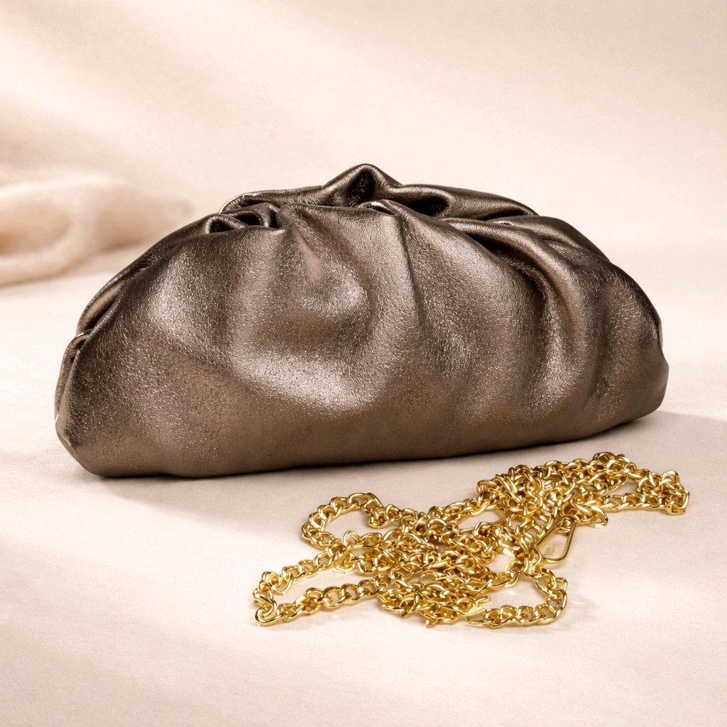 Bolso de mano modelo Capri en piel metalizada color bronce con diseño fruncido y cadena dorada de Muzetto