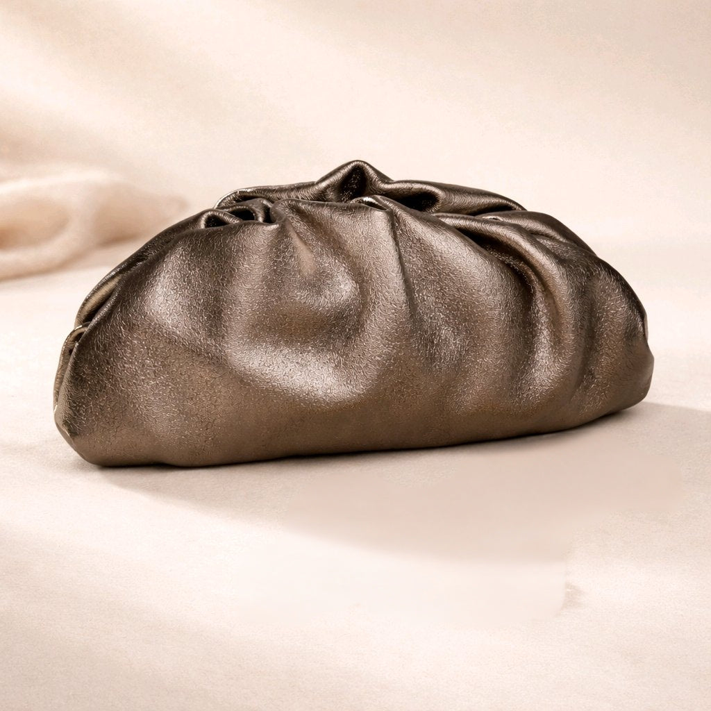 Bolso de mano modelo Capri en piel metalizada color bronce con diseño fruncido y cadena dorada de Muzetto