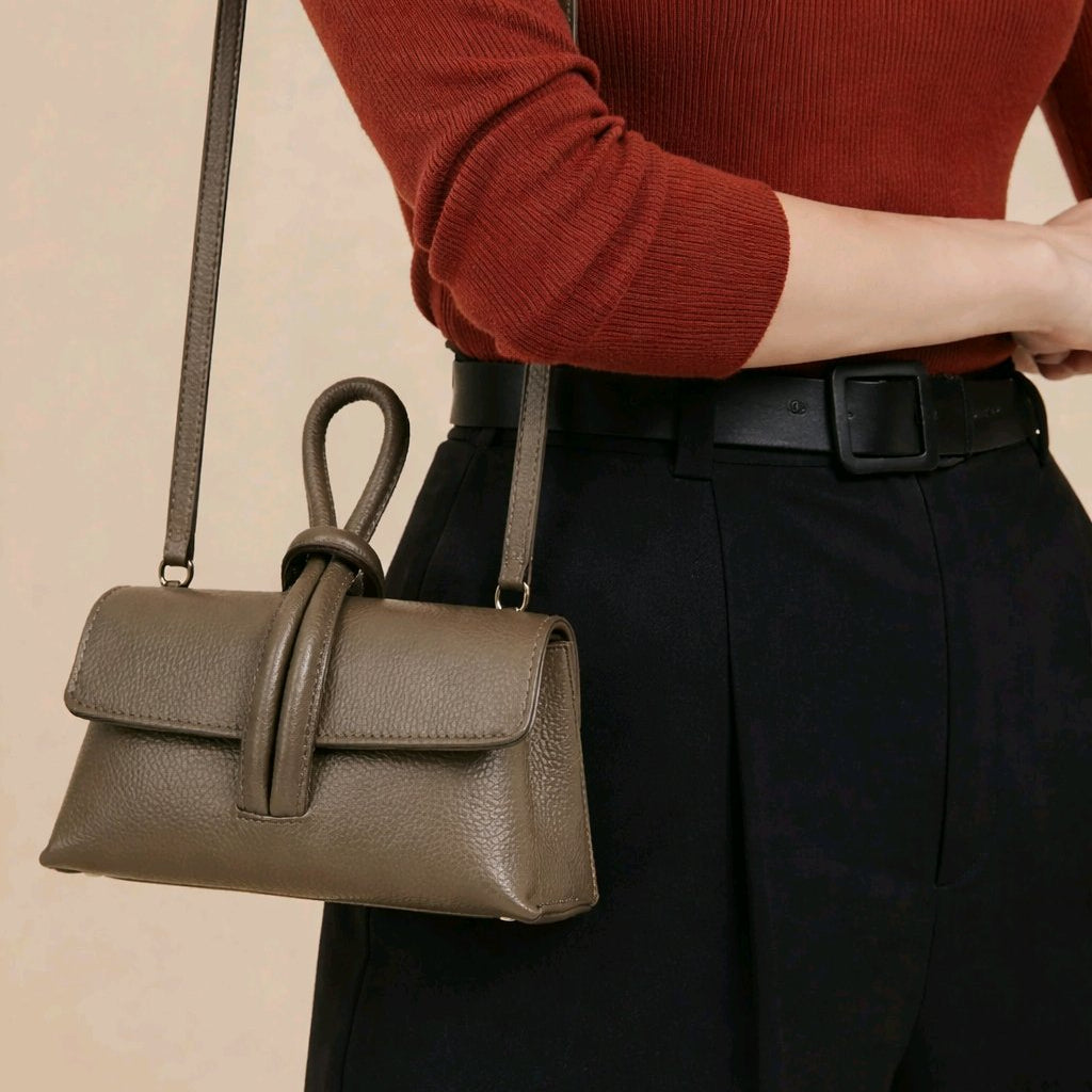 BOLSO ``ALLEGRA`` DE PIEL ITALIANA CON ASA DE NUDO Y BANDOLERA