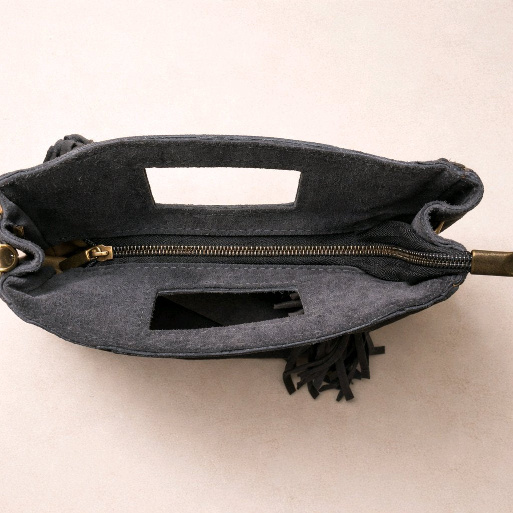 Bolso de mano y bandolera en piel vuelta con flecos laterales y cierre de cremallera modelo Bianca de Muzetto 