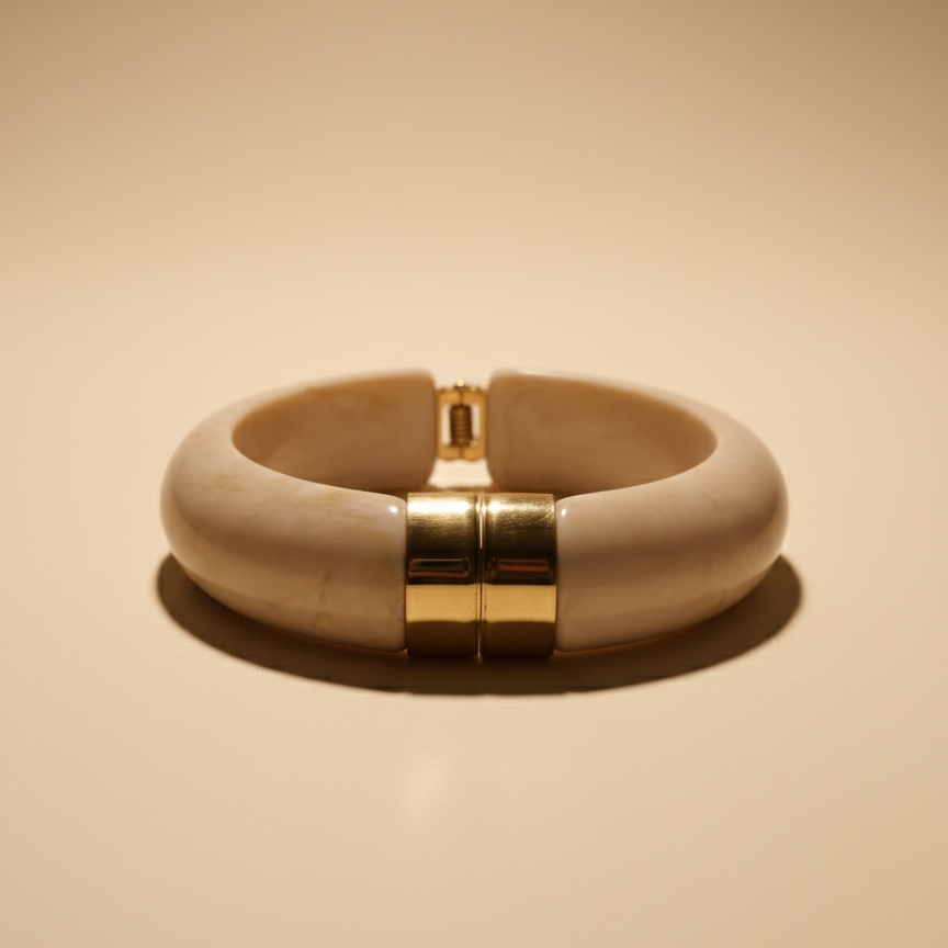 BRAZALETE DAFNE RIGIDO EFECTO MÁRMOL CREMA Y DORADO