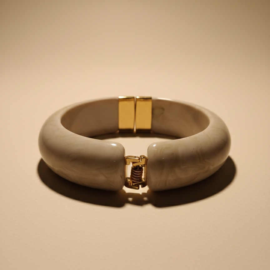 BRAZALETE DAFNE RIGIDO EFECTO MÁRMOL CREMA Y DORADO