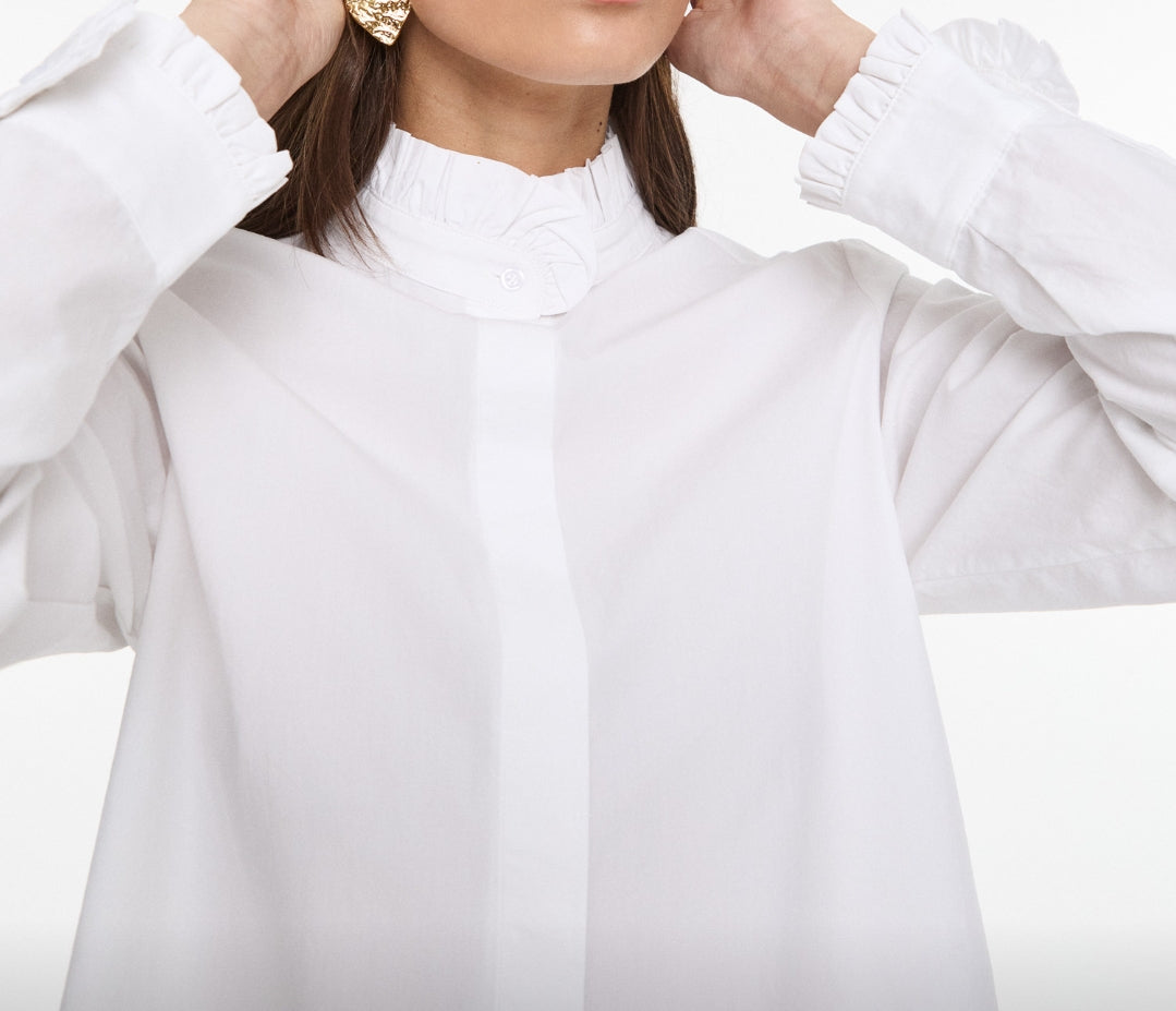 CAMISA OLIVIA CLASICA, BLANCA CON CUELLO PERKINS RIZADO Y PUÑOS RIZADOS