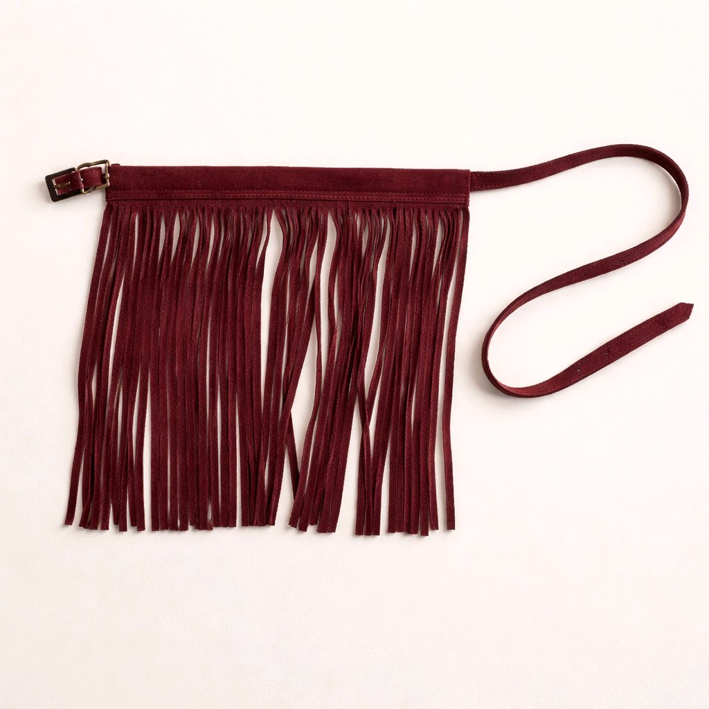 Cinturón de flecos burdeos de piel auténtica sobre falda blanca, estilo boho-chic italiano colección Riviera.