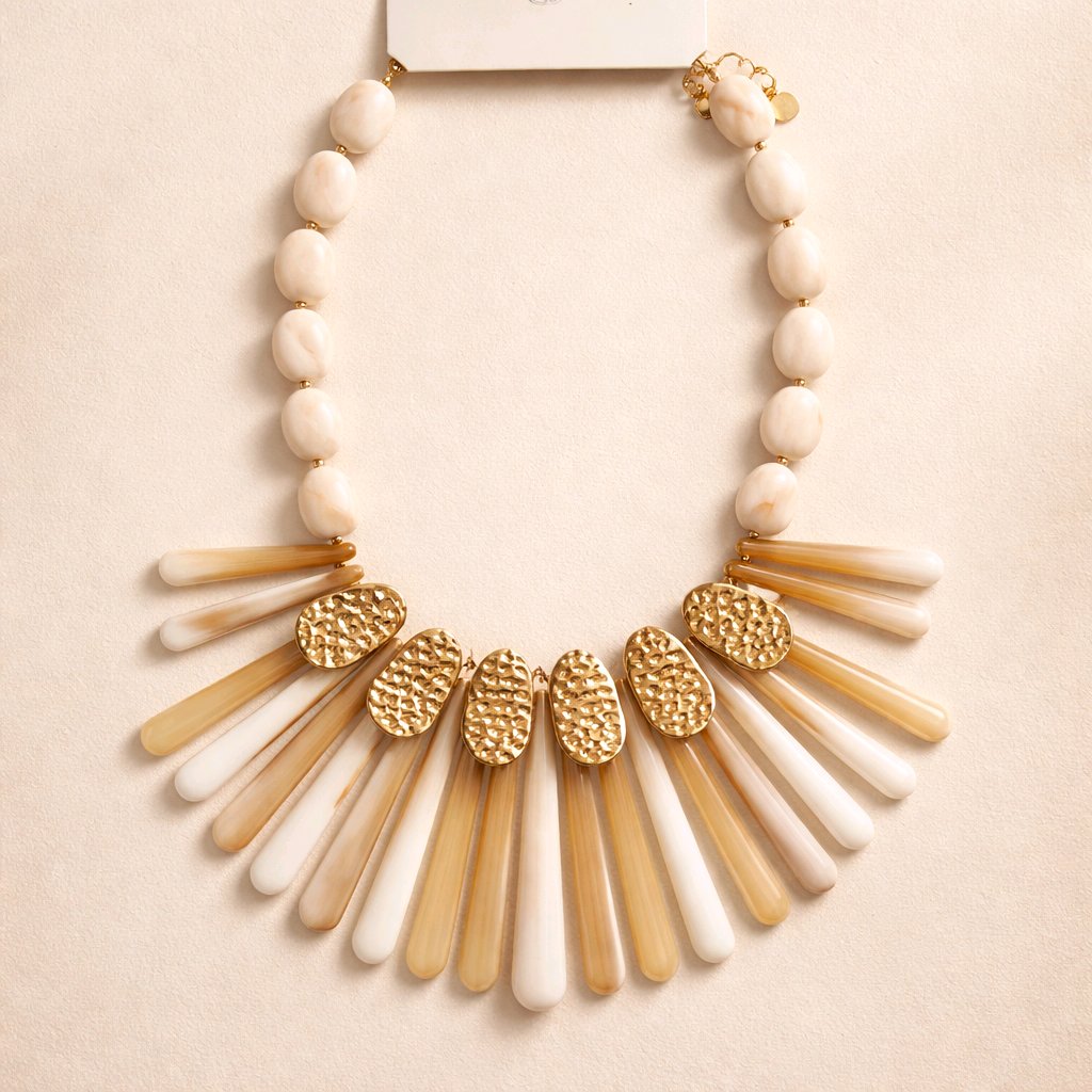 Collar tipo babero con piezas de resina marmoleada en tonos marfil y beige con metal dorado martillado, diseño de lujo Muzetto.
