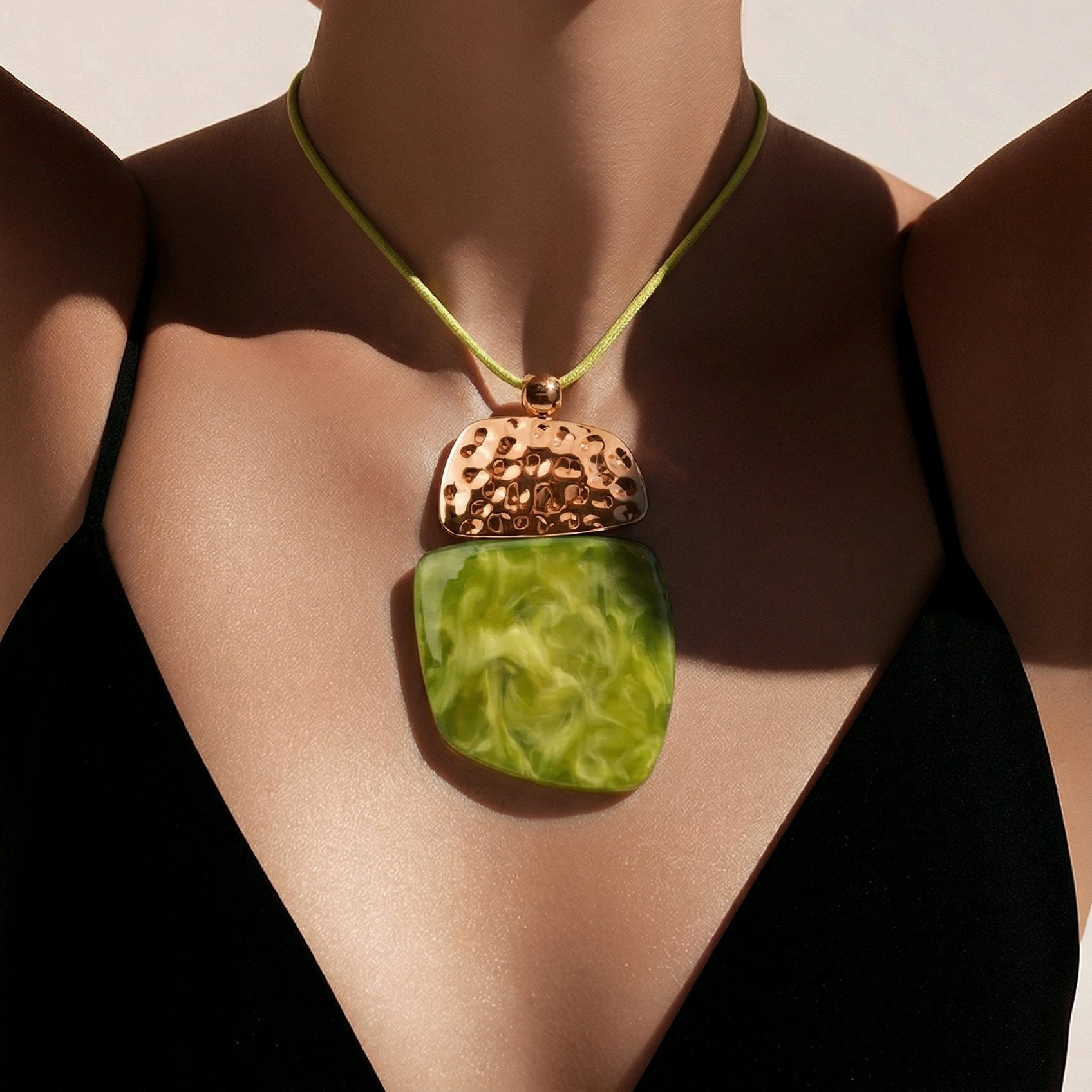 Modelo luciendo el collar Máxima en color verde oliva marmoleado, diseño escultórico de lujo accesible Muzetto.
