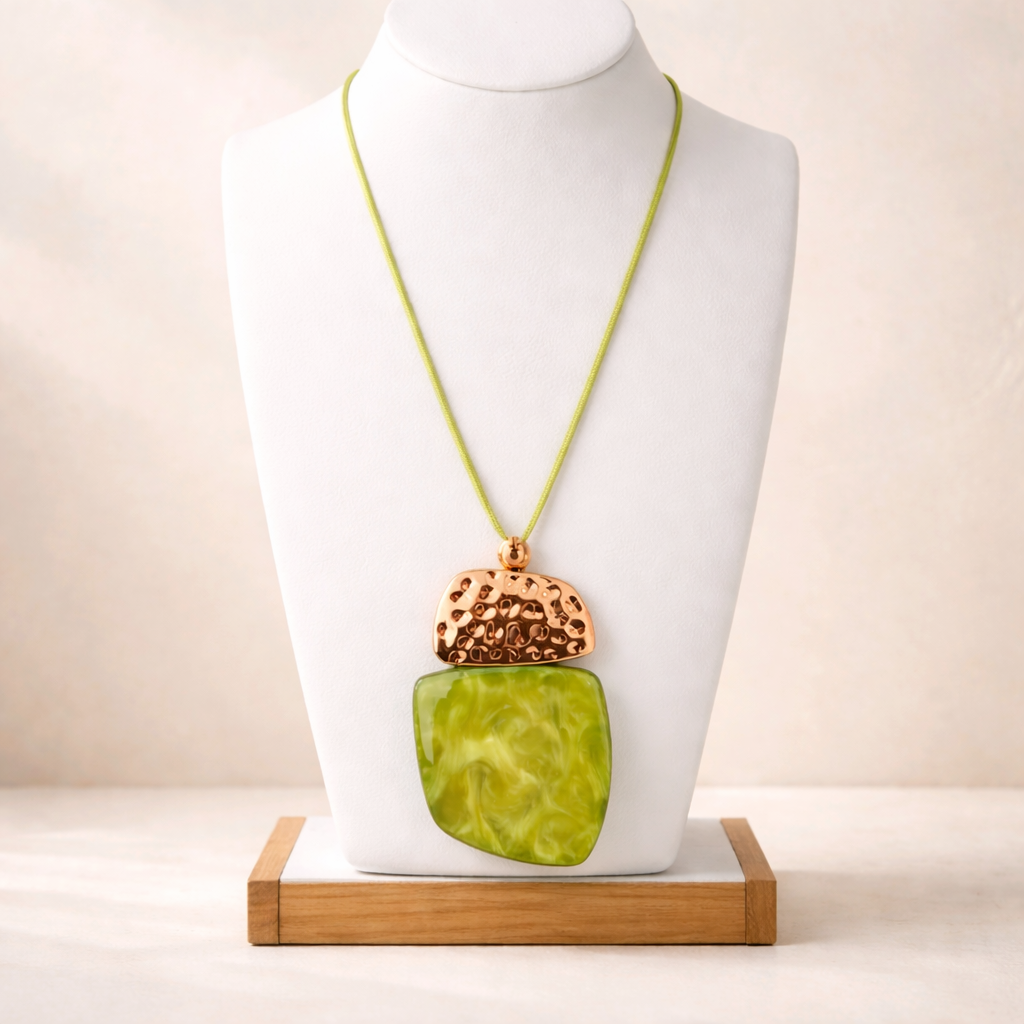 Modelo luciendo el collar Máxima en color verde oliva marmoleado, diseño escultórico de lujo accesible Muzetto.