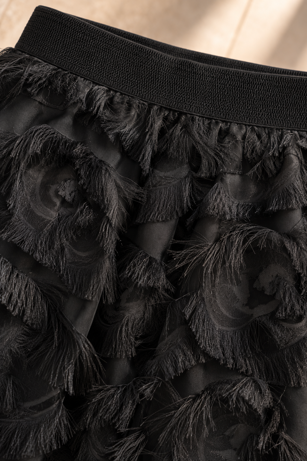 Falda Violette negra de MATERIA MUZETTO con textura de flecos y diseño semitransparente