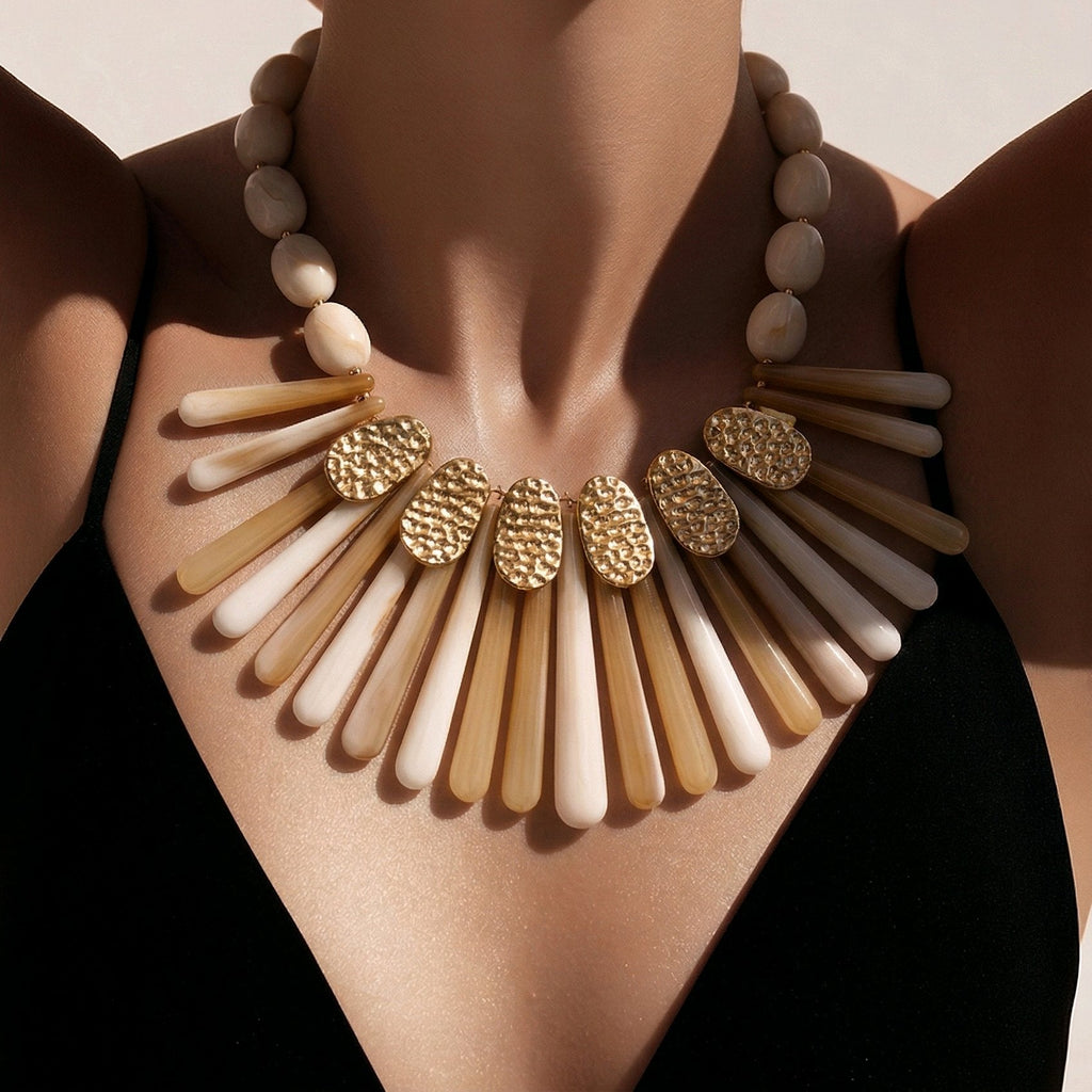 Primer plano de modelo con el collar Cleopatra, destacando su diseño escultórico y cómo favorece al escote.