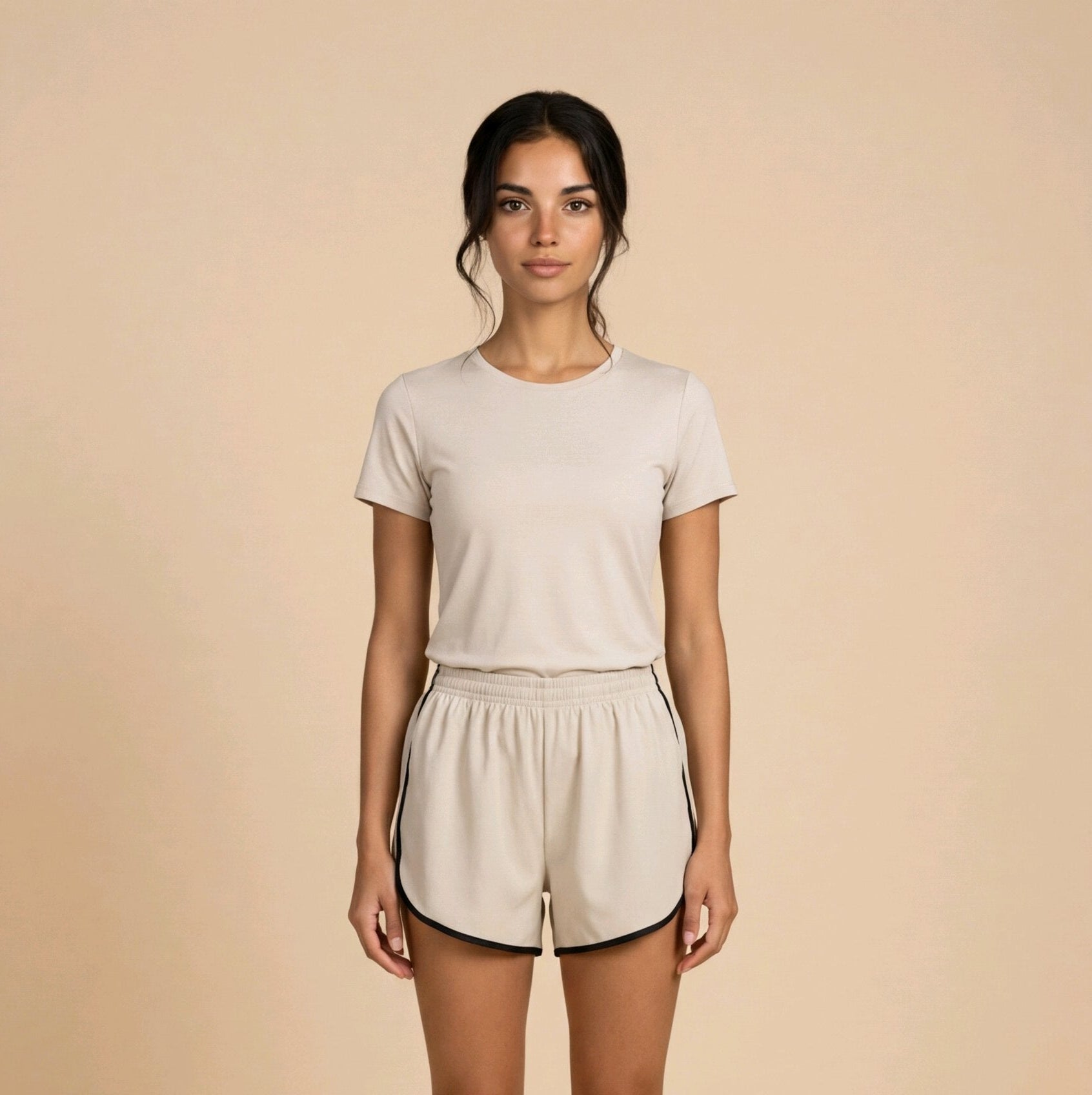 Pantalón corto fluido en color beige con ribete negro a contraste y cintura elástica modelo Noa de Muzetto 
