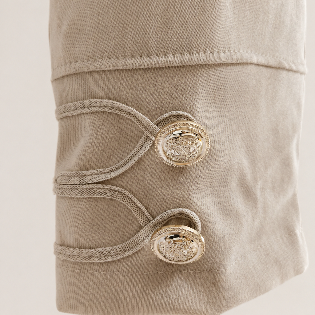 Detalle botones del pantalón GISELLE beige