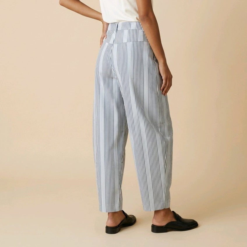 Pantalón de rayas verticales azules y blancas de tiro alto y pierna fluida modelo Portofino de Muzetto 