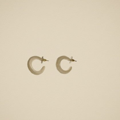 PENDIENTES LIA DE ARO GRUESO ACRÍLICO BLANCO