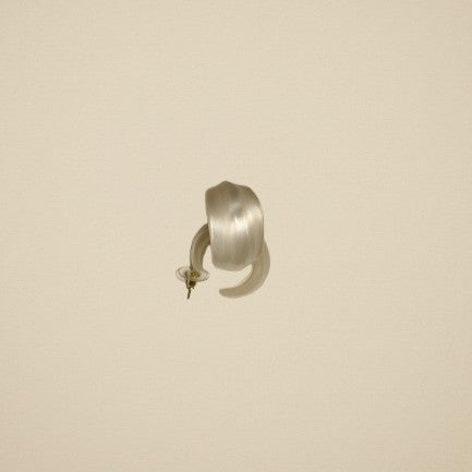 PENDIENTES LIA DE ARO GRUESO ACRÍLICO BLANCO