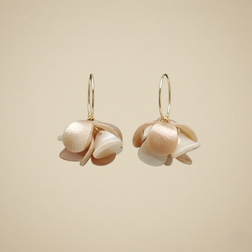 PENDIENTES AMELY DE ARO DORADO CON PIEZAS ACRÍLICAS NUDE (NICKEL FREE)