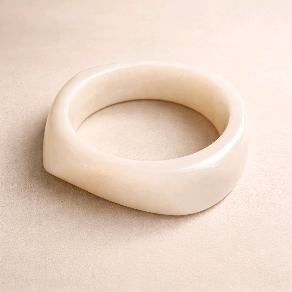Pulsera de resina marmoleada color marfil con diseño orgánico de inspiración escultórica de Muzetto