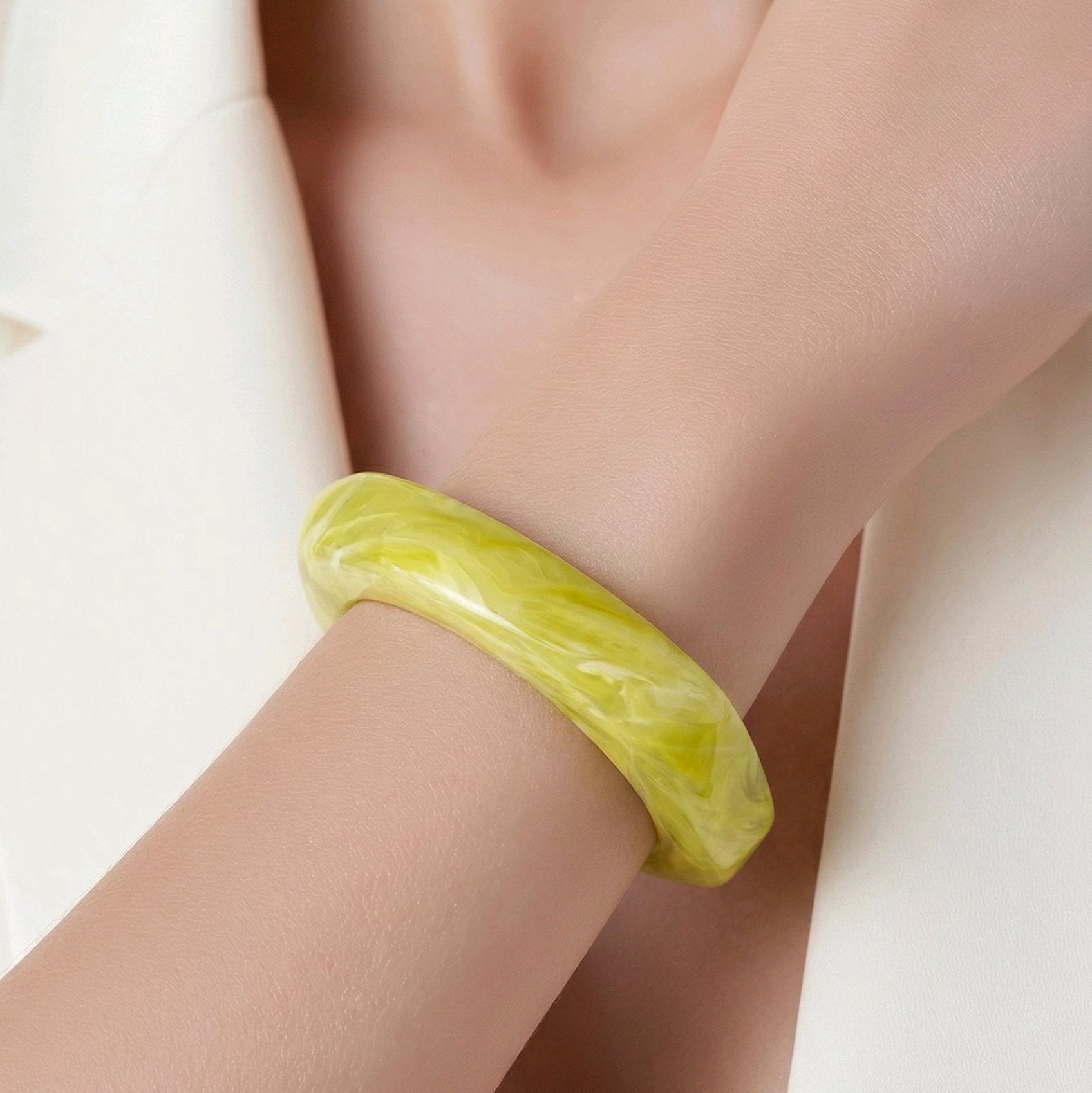  Pulsera de resina marmoleada color oliva con diseño orgánico de inspiración escultórica de Muzetto