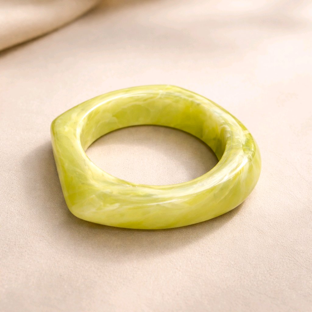 Pulsera de resina marmoleada color oliva con diseño orgánico de inspiración escultórica de Muzetto
