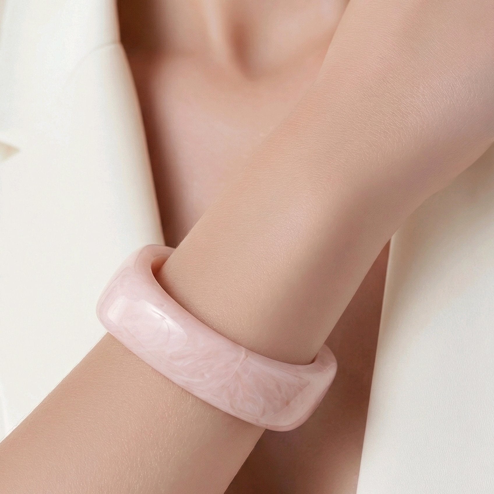 Pulsera de resina marmoleada color rosa empolvado con diseño orgánico de inspiración escultórica de Muzetto