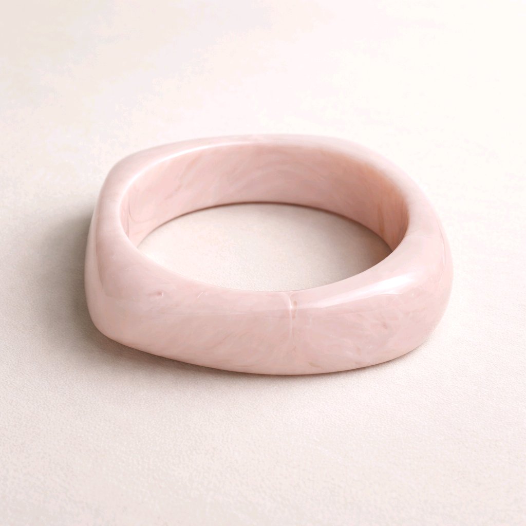 Pulsera de resina marmoleada color rosa empolvado con diseño orgánico de inspiración escultórica de Muzetto
