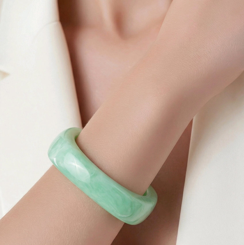 Pulsera de resina marmoleada color verde agua con diseño orgánico de inspiración escultórica de Muzetto
