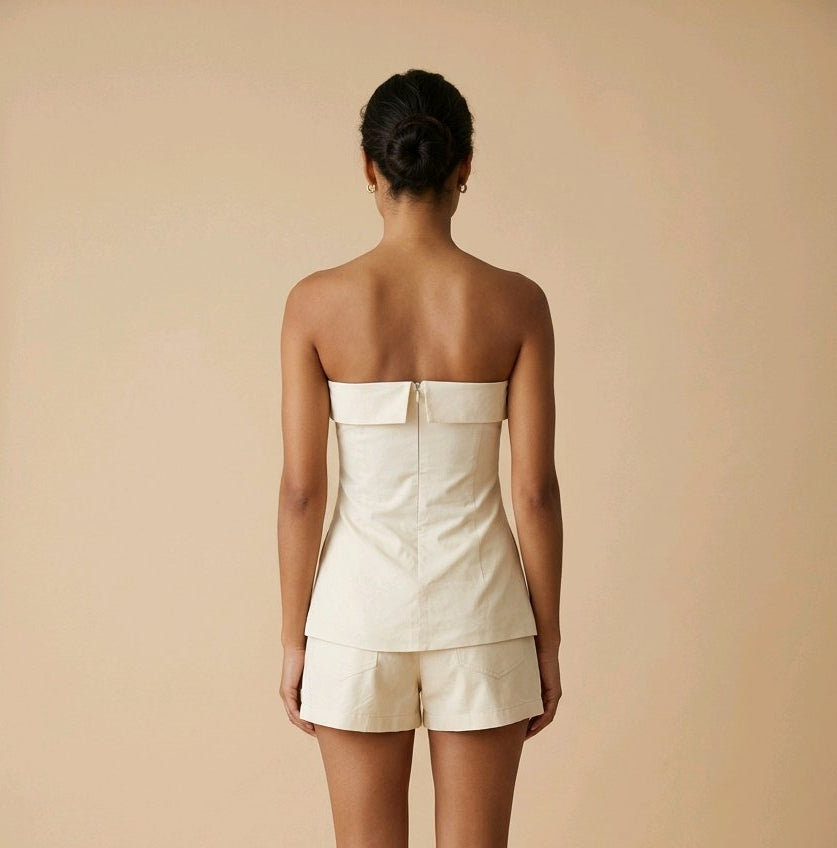 Top corsé palabra de honor estilo sastre en color crema con botones frontales y cremallera trasera invisible modelo Sienna de Muzetto