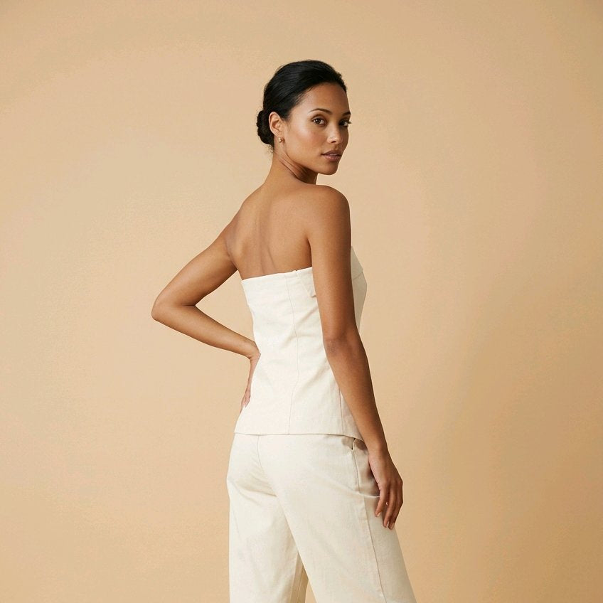 Top corsé palabra de honor estilo sastre en color crema con botones frontales y cremallera trasera invisible modelo Sienna de Muzetto