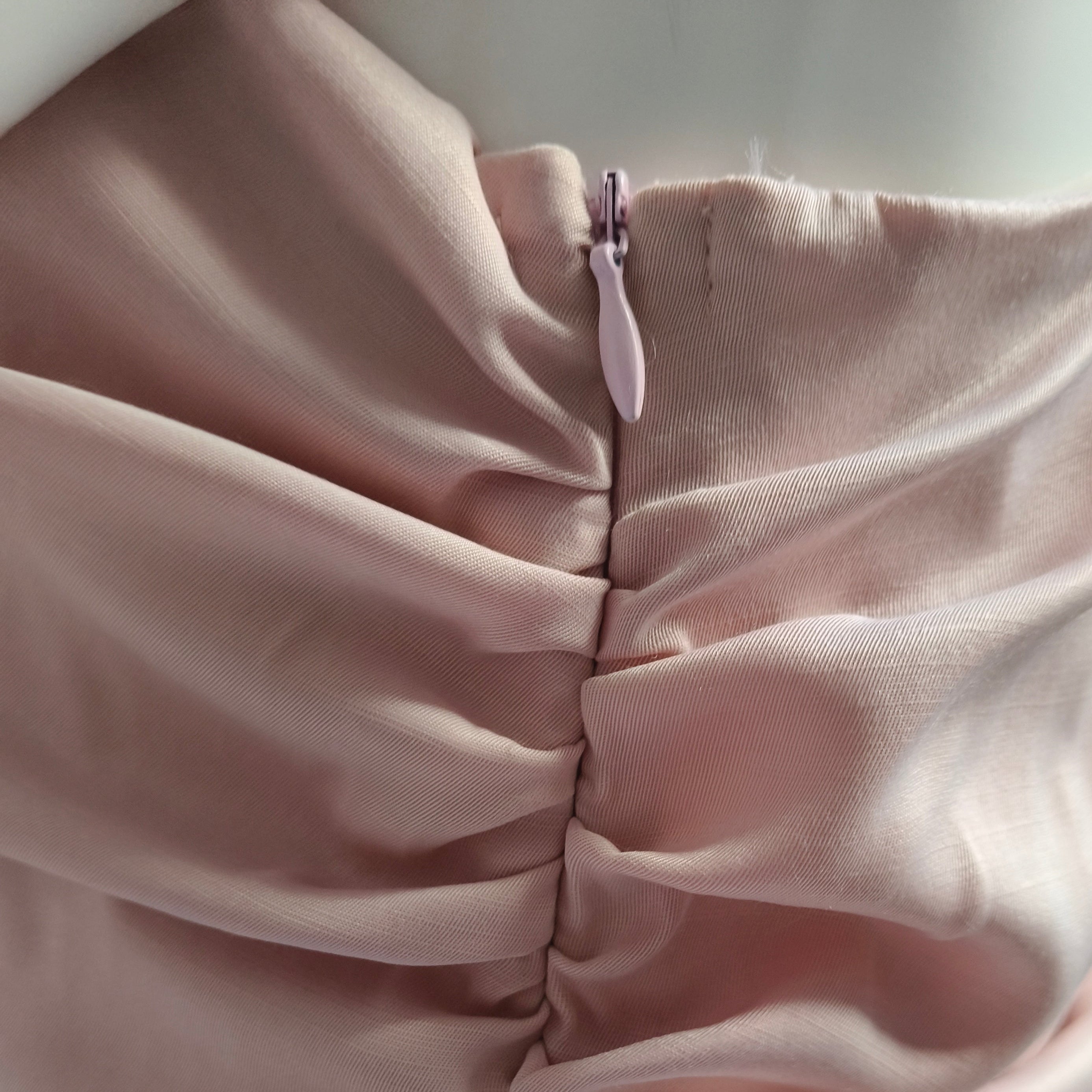 Top lencero rosa empolvado con encaje floral y diseño asimétrico Alessia de Muzetto 