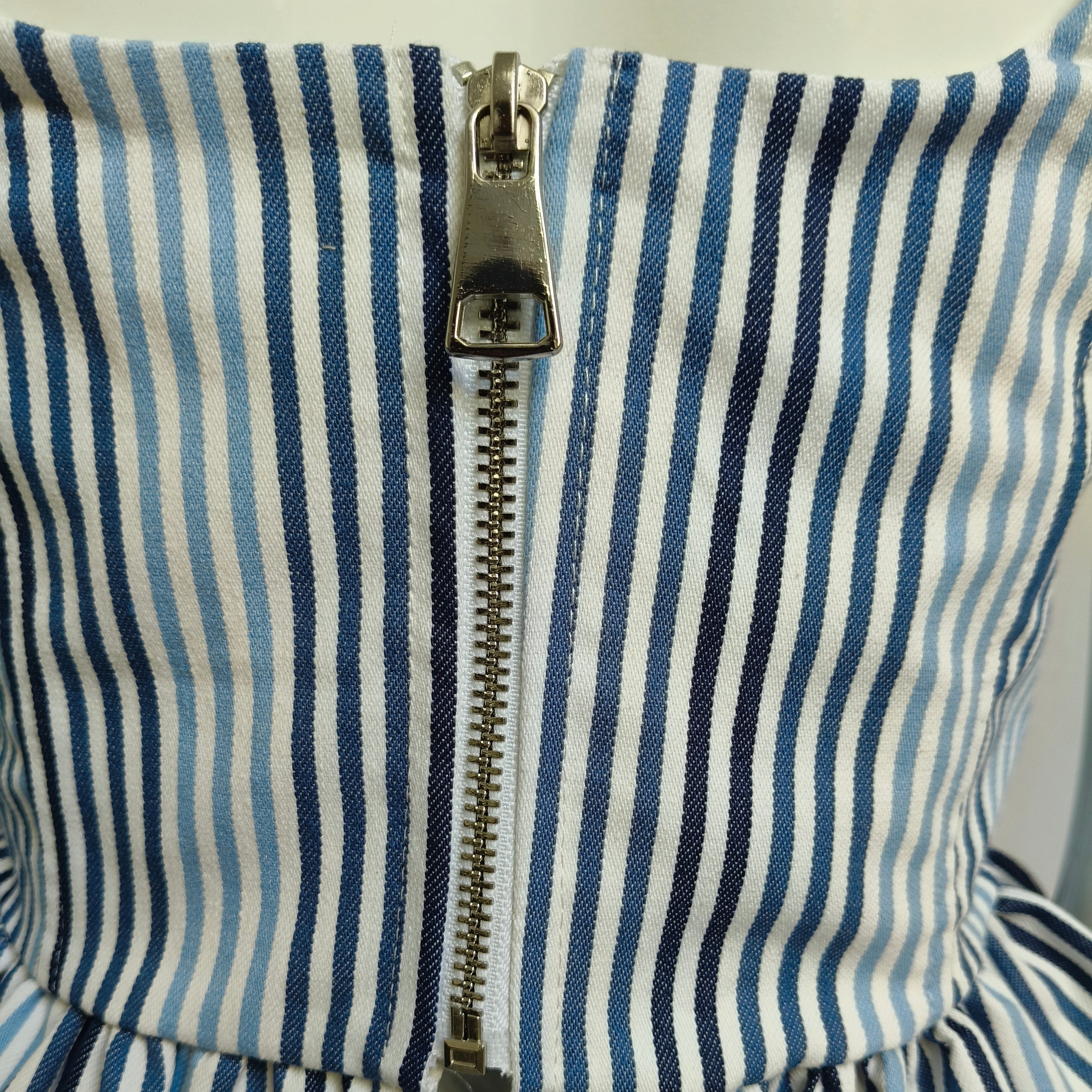 Top peplum de rayas verticales azules y blancas con escote cuadrado y cremallera trasera metálica completa modelo Portofino de Muzetto