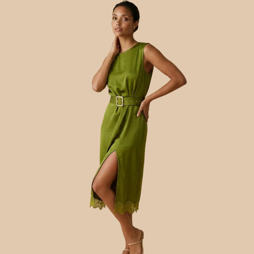 Vestido midi satinado color verde oliva con cinturón, cremallera trasera oculta y detalle de encaje en el bajo modelo Verona de Muzetto 