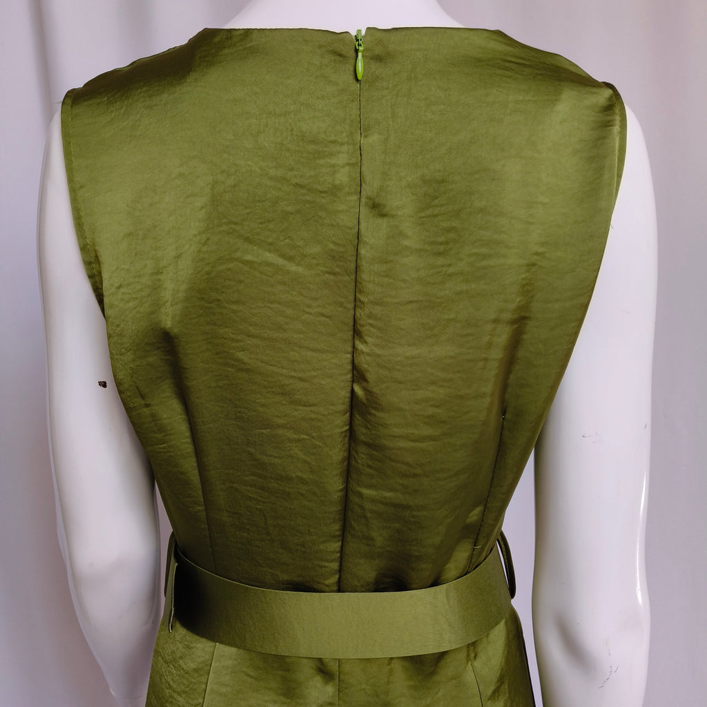 Vestido midi satinado color verde oliva con cinturón, cremallera trasera oculta y detalle de encaje en el bajo modelo Verona de Muzetto 