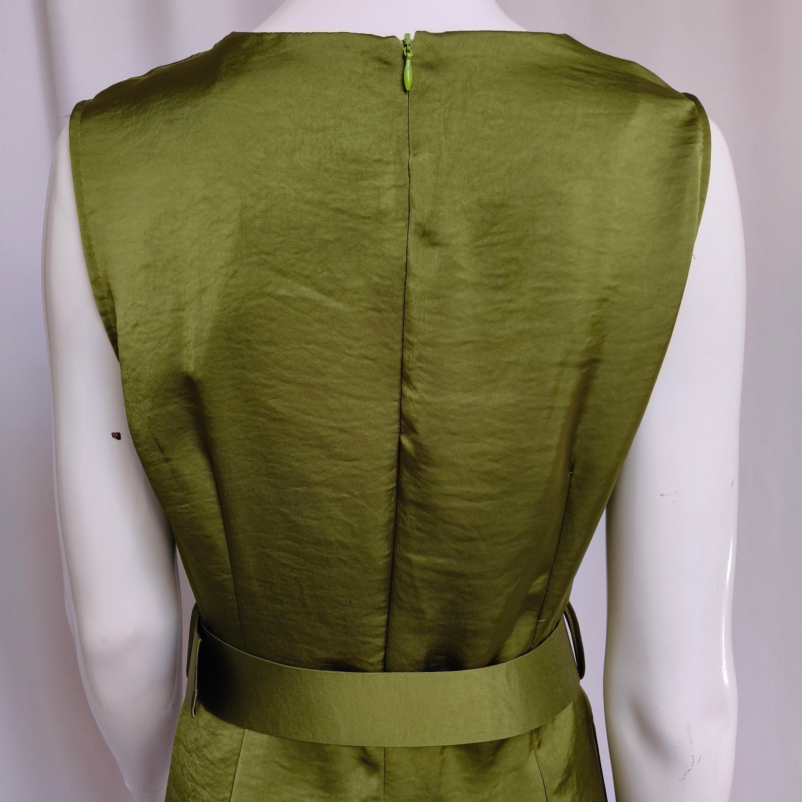 Vestido midi satinado color verde oliva con cinturón, cremallera trasera oculta y detalle de encaje en el bajo modelo Verona de Muzetto 