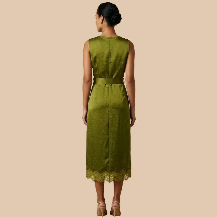 Vestido midi satinado color verde oliva con cinturón, cremallera trasera oculta y detalle de encaje en el bajo modelo Verona de Muzetto 