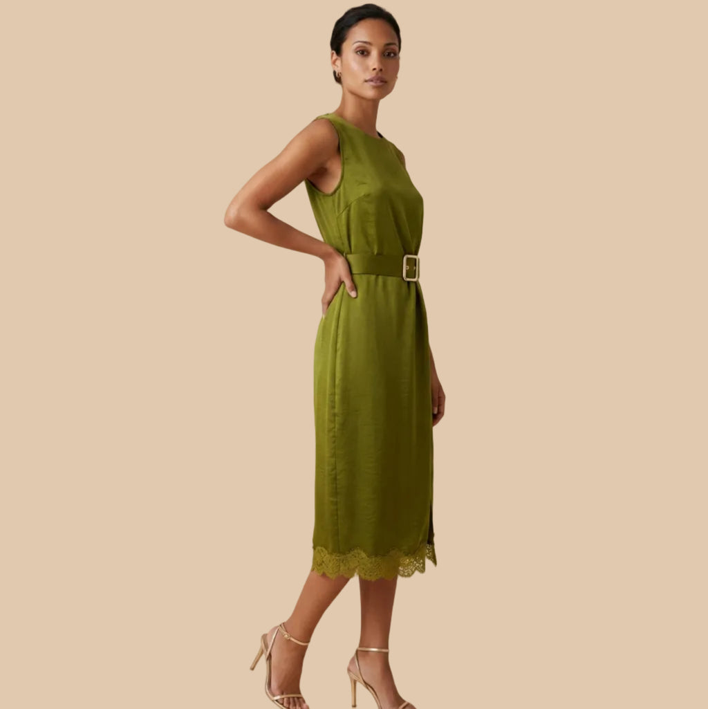 Vestido midi satinado color verde oliva con cinturón, cremallera trasera oculta y detalle de encaje en el bajo modelo Verona de Muzetto 