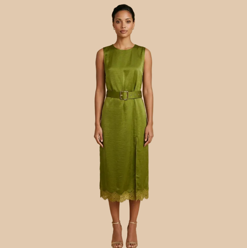 Vestido midi satinado color verde oliva con cinturón, cremallera trasera oculta y detalle de encaje en el bajo modelo Verona de Muzetto 